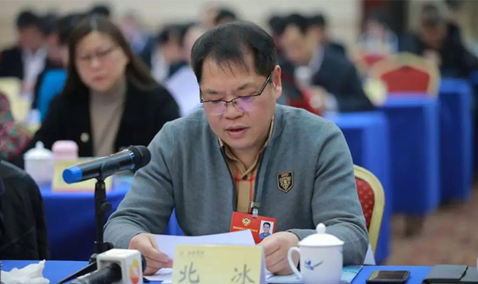 “建言資政勇?lián)?dāng),一枝一葉總關(guān)情”——“明星”委員北冰出席省政協(xié)十二屆二次會(huì)議后記