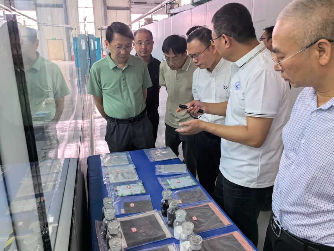 調研組參觀武漢經開區中試基地2.jpg